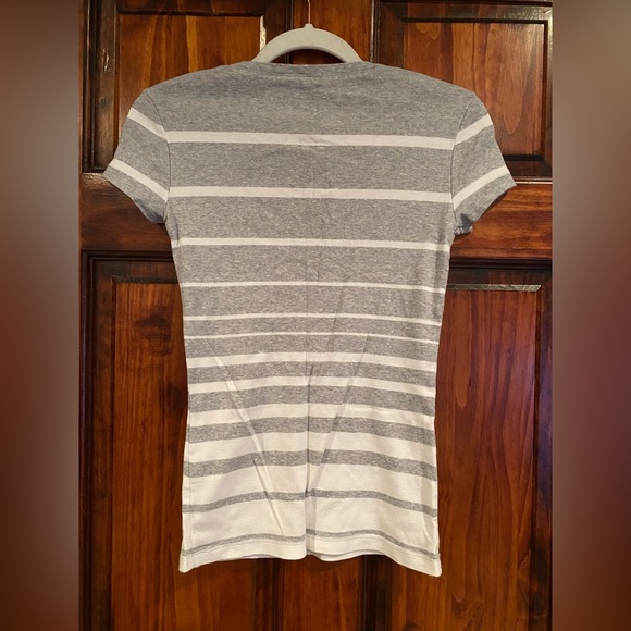 Tommy Hilfiger 100% Cotton V-Neck Gray/White Striped Fitted Short Sleeve Tee XS - Picture 2 of 6